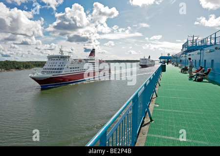 Viking Line traghetto Isabella arriva a Mariehamn in rotta da Stoccolma a Turku visto da Silja Line traghetto Galaxy Foto Stock