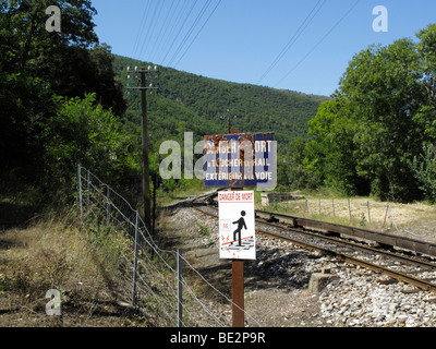 Un segno di pericolo su una linea ferroviaria in Francia Foto Stock