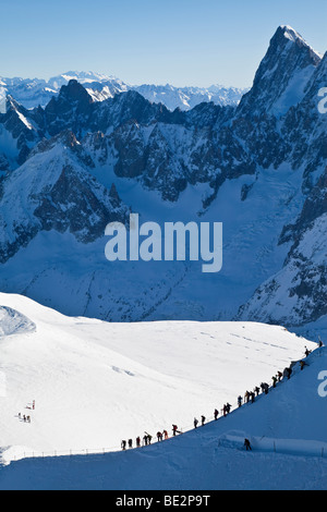 Gli sciatori, Vallee Blanche decente, Aiguille du Midi, Chamonix-Mont Blanc, Haute-Savoie, sulle Alpi francesi, Francia Foto Stock