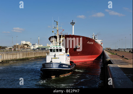 Rimorchiatore e petroliera in la chiusa di IJmuiden, nei Paesi Bassi, in Europa Foto Stock