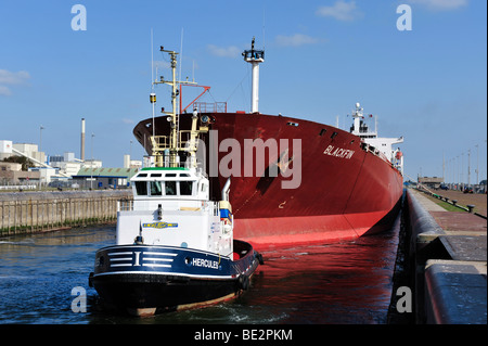 Rimorchiatore e petroliera in la chiusa di IJmuiden, nei Paesi Bassi, in Europa Foto Stock