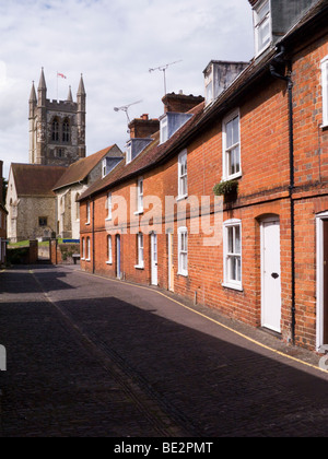 Fila di Victorian case a schiera / cottage di fronte a Sant'Andrea Chiesa Parrocchiale. Farnham. Surrey. Regno Unito. Foto Stock