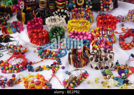 Bracciali e altri gioielli sul display in un mercato di strada nella città di Panama. Foto Stock
