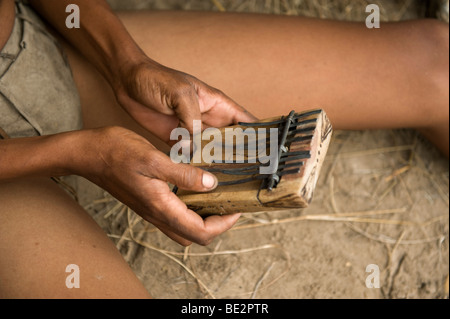 Naro bushman (SAN) la riproduzione di musica, Central Kalahari Botswana Foto Stock