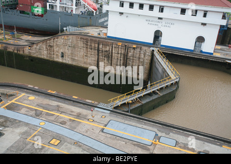 Operazioni del Canale di Panama a Miraflores Locks. Foto Stock