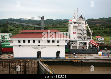 Operazioni del Canale di Panama a Miraflores Locks. Foto Stock