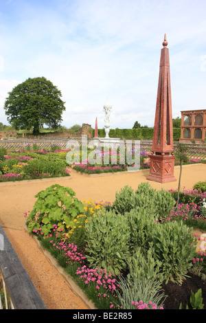 Il ricreato Elizaberthan giardino alla impressionante storico Castello di Kenilworth Warwickshire Foto Stock