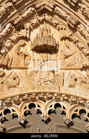 La figura di Dio Padre sopra l'ingresso principale per la basilica gotica del monastero domenicano Mosteiro de Santa Maria da V Foto Stock