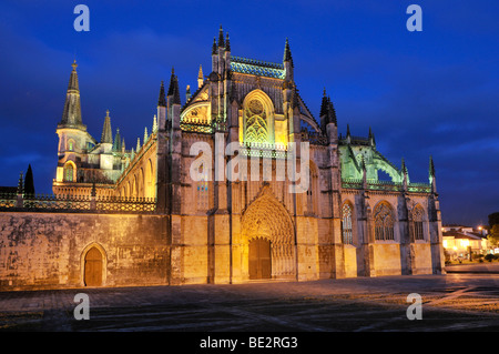 Monastero Domenicano Mosteiro de Santa Maria da Vitoria a notte, Sito Patrimonio Mondiale dell'UNESCO, Batalha, Portogallo, Europa Foto Stock