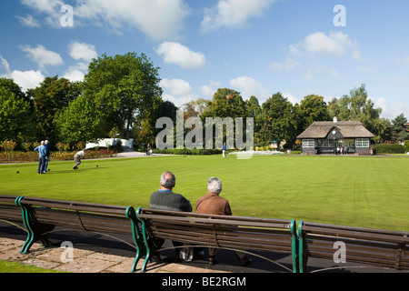 Regno Unito, Inghilterra, Staffordshire, Stafford, Victoria Park, persone a giocare a bocce nella luce del sole Foto Stock