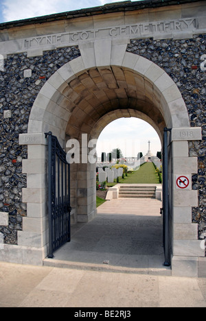 Ingresso a Tyne Cot cimitero del Commonwealth, Passchendaele, vicino a Ypres, Belgio. Foto Stock