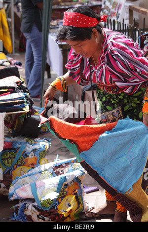 La Kuna donna indiana con alcuni molas presso un mercato di strada nella città di Panama. Foto Stock