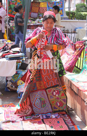 La Kuna donna indiana con alcuni molas presso un mercato di strada nella città di Panama. Per solo uso editoriale. Foto Stock