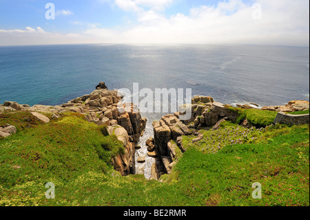 Scogliere a Porthcurno, costa sud della Cornovaglia, England, Regno Unito, Europa Foto Stock