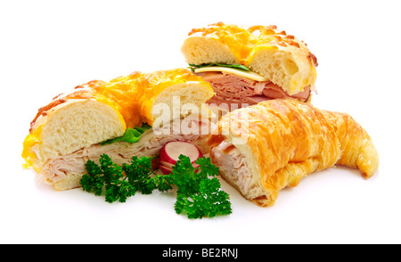 Un assortimento di bagel e croissant panini con carne e verdure Foto Stock