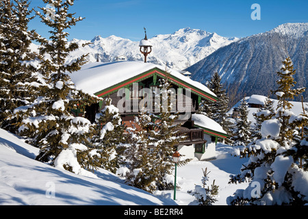 Chalets in costosi Courchevel 1850 ski resort in tre valli, Les Trois Vallees, Savoie, sulle Alpi francesi, Francia Foto Stock