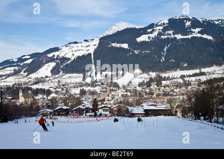 Kitzbuhel e la catena montuosa di Wilder Kaiser, Tirolo, Austria Foto Stock