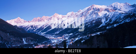 Mont-Blanc, inverno vista del massiccio del Monte Bianco in mountain range, Valle di Chamonix, Alta Savoia, Francia Foto Stock