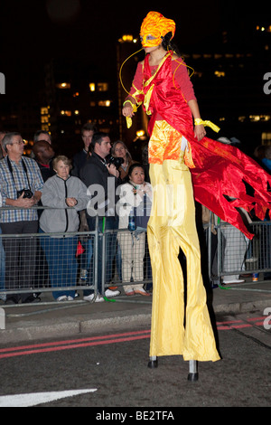 Attore al Festival Tamigi sfilata di Carnevale nel centro di Londra, Regno Unito Foto Stock