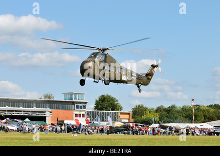 Trasporto americano elicottero Sikorsky S-58C durante una dimostrazione di volo, il più grande d'Europa incontro dei piani vintage a Hahnw Foto Stock