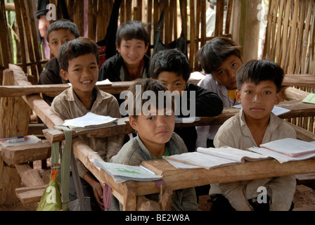 La povertà, l'istruzione, la scuola semplice villaggio scuola gli alunni di Akha Pixor gruppo etnico, divieto di villaggio Moxoxang, Phongsali distr Foto Stock