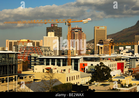 Gru sui siti di costruzione nel centro di Città del Capo, la gamma della montagna di Devil's Peak nel retro, Cape Town, Sud Foto Stock