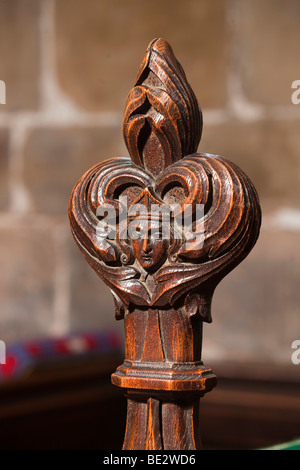 Regno Unito, Inghilterra, Staffordshire, Stafford, Saint Marys Collegiata interno, scolpiti in legno pew dettaglio di fine Foto Stock