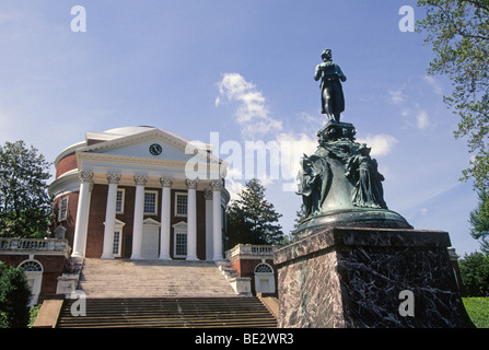 Una statua di Thomas Jefferson della Rotunda, sul campus della University of Virginia di Charlottesville, Virginia Foto Stock