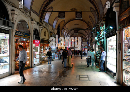 Negozi nel mercato coperto, Gran Bazaar Kapali Carsi, Istanbul, Turchia Foto Stock