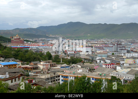 Vista della città nuova, Zhongdian, Shangri-La, nella provincia dello Yunnan, Repubblica Popolare di Cina e Asia Foto Stock