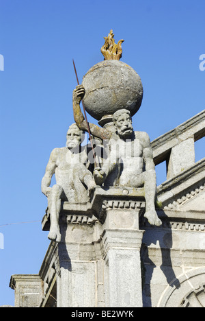 Bizzarre sculture sulla facciata della Nossa Senhora da Graca chiesa in Evora, Sito Patrimonio Mondiale dell'UNESCO, Alentejo, Portogallo, Foto Stock