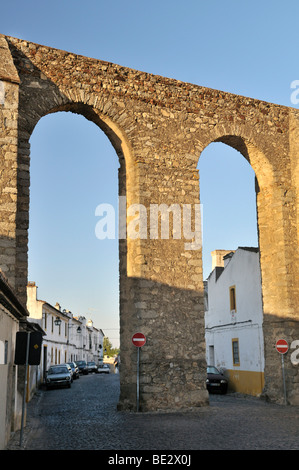 Acquedotto medievale, Evora, Sito Patrimonio Mondiale dell'UNESCO, Alentejo, Portogallo, Europa Foto Stock