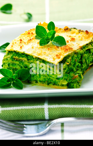 Servire fresca di forno vegetariano lasagne spinaci su una piastra Foto Stock