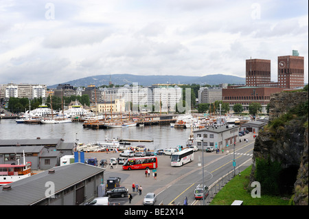 Vista del porto e il municipio di Oslo dal la Fortezza di Akershus, Norvegia, Scandinavia, Europa settentrionale Foto Stock