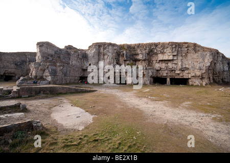 Arrampicata su roccia a Winspit pietra di cava nei pressi di Worth Matravers sull'Isola di Purbeck, England, Regno Unito Foto Stock