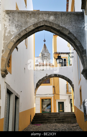 Archi su un vicolo, Evora, Sito Patrimonio Mondiale dell'UNESCO, Alentejo, Portogallo, Europa Foto Stock