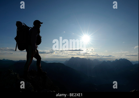 L'alpinista di fronte a picchi Alpini di sunrise, Berwang, Tirolo, Ausserfern, Austria, Europa Foto Stock