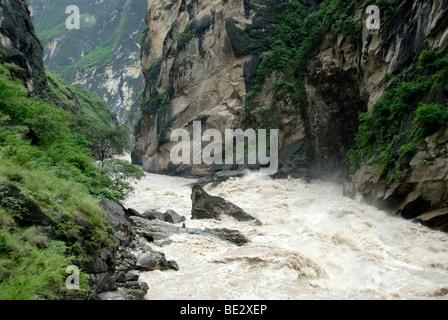 Infuriano acqua, spray, Tiger saltando rocce, Fiume Yangtze, Yangzi Jiang, Tiger saltando Gorge, nella provincia dello Yunnan, Repubblica Popolare Foto Stock