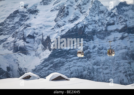 Funivia che passa nella parte anteriore del Wetterhorn mountain, Grindelwald, regione di Jungfrau, Oberland bernese, alpi svizzere, Switze Foto Stock