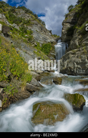 Ruscello di montagna con una cascata in Skippers Canyon, Queenstown, Isola del Sud, Nuova Zelanda Foto Stock