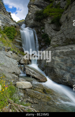 Ruscello di montagna con una cascata in Skippers Canyon, Queenstown, Isola del Sud, Nuova Zelanda Foto Stock