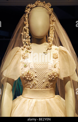 "Abito da sposa', circa 1860, dipartimento di moda presso il Victoria & Albert Museum, 1-5 Exhibition Road, Londra, Inghilterra, REGNO UNITO, E Foto Stock