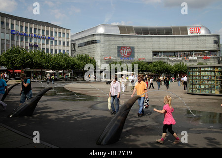 Il Koenigsplatz piazza nel centro di Kassel, Hessen, Germania, Europa Foto Stock