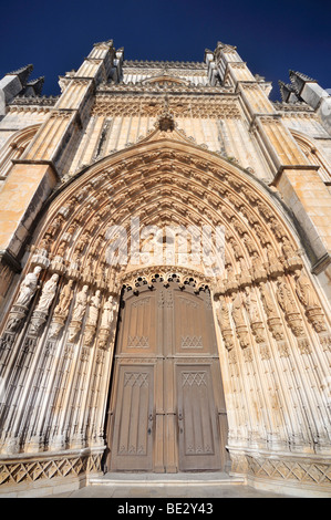 Portale gotico della basilica, monastero domenicano Mosteiro de Santa Maria da Vitoria, Sito Patrimonio Mondiale dell'UNESCO, Batalha, Por Foto Stock