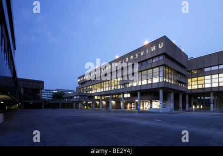 Biblioteca universitaria dell'Università della Ruhr di Bochum, con scritte in mirroring, Bochum Ruhr, Renania settentrionale-Vestfalia, Germania, Europa Foto Stock