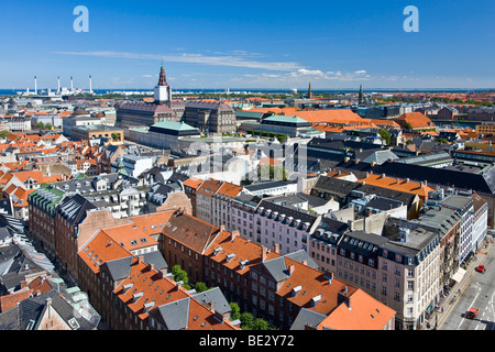 Vista di Copenhagen dalla city hall tower, Copenhagen, Danimarca, in Europa Foto Stock