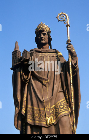 La scultura del fondatore della città Arcivescovo sant Ansgar, Trostbruecke bridge, città anseatica di Amburgo, Germania, Europa Foto Stock