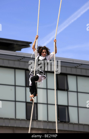 Una femmina di acrobat dal cirque bijou circus al porto di Bristol festival Foto Stock