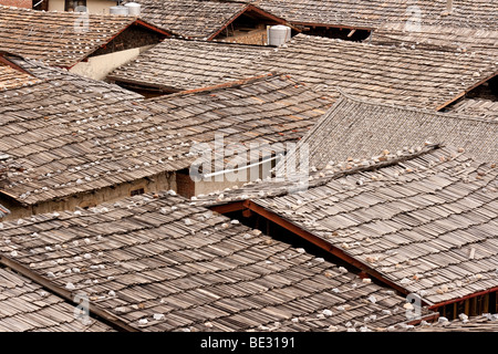 Tibetani tradizionali tetti in Zhongdian città vecchia, Yunnan/Confine del Tibet, Cina Foto Stock