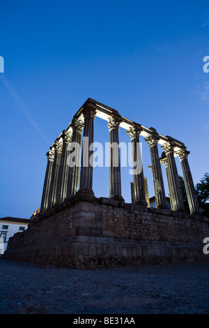 Tempio romano di Diana in notturna a Evora, Alentejo, Portogallo, Europa Foto Stock